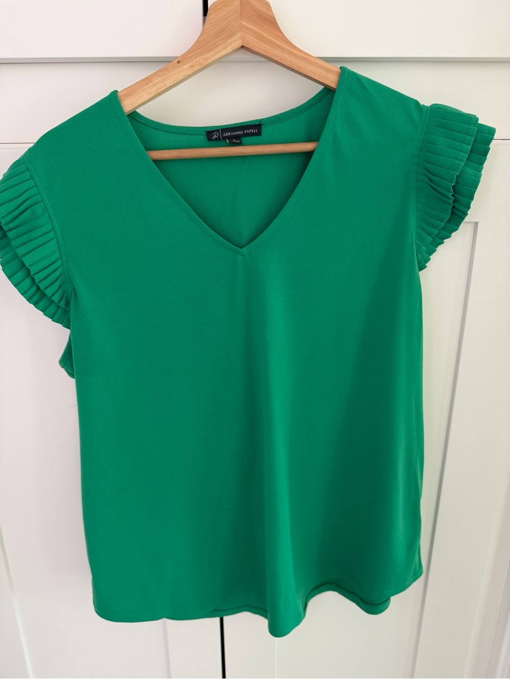 Adrianna Papell Emerald Green V-Neck Pleated Sleeve Top